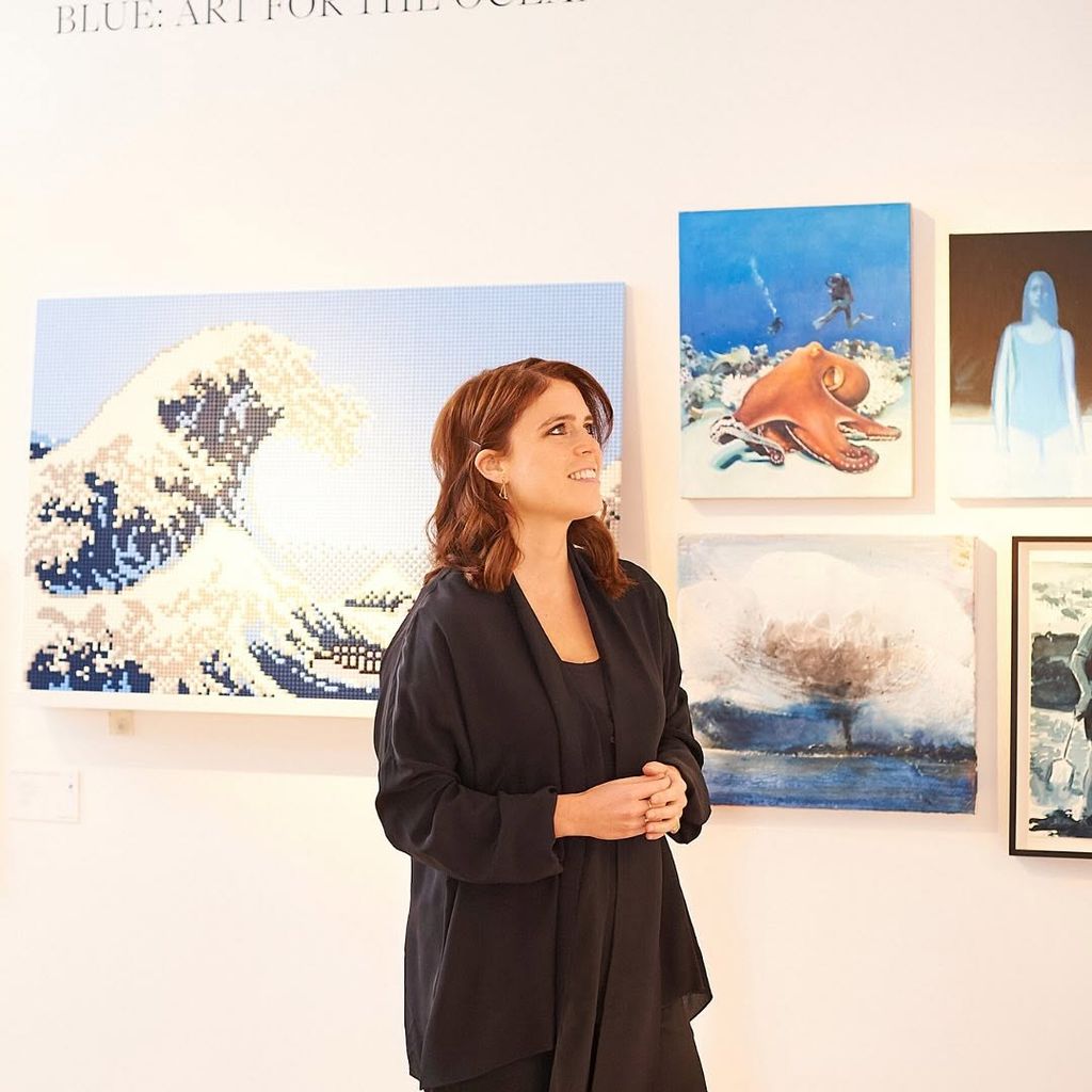 Princesa Eugenie de terno preto na exposição Blue: Art for the Ocean