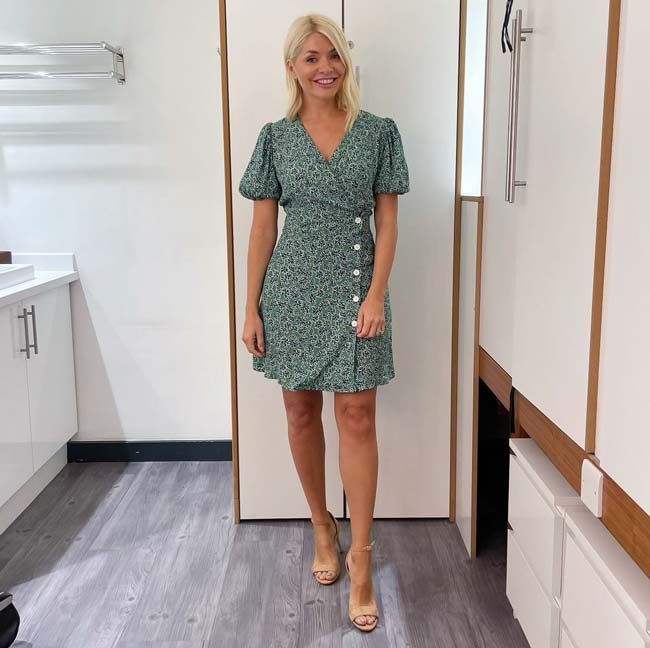 Holly Willoughby dazzles This Morning fans in flirty floral mini dress ...