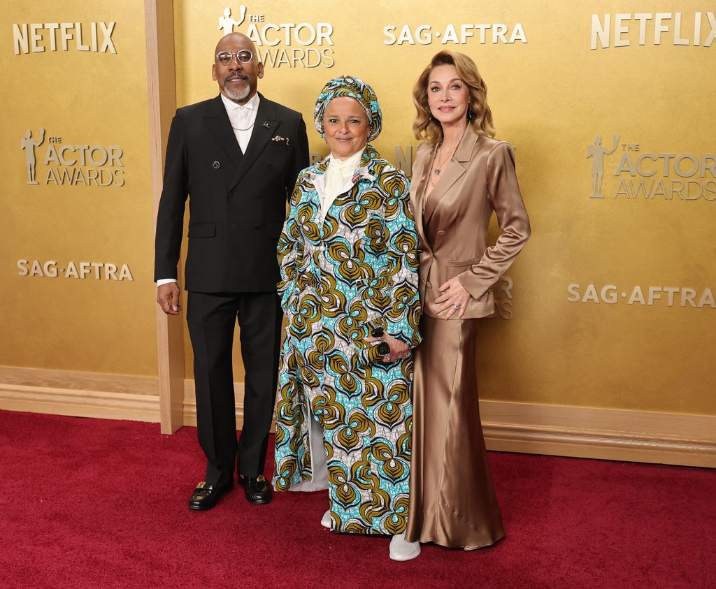 La star de NYPD Blue, Sharon Lawrence, 64 ans, fait une apparition intemporelle aux SAG Awards 4 (De gauche à droite) Ezra Knight, Shari Belafonte et Sharon Lawrence