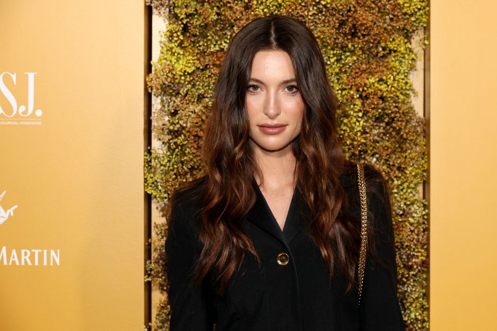 eve jobs in black outfit with dark hair