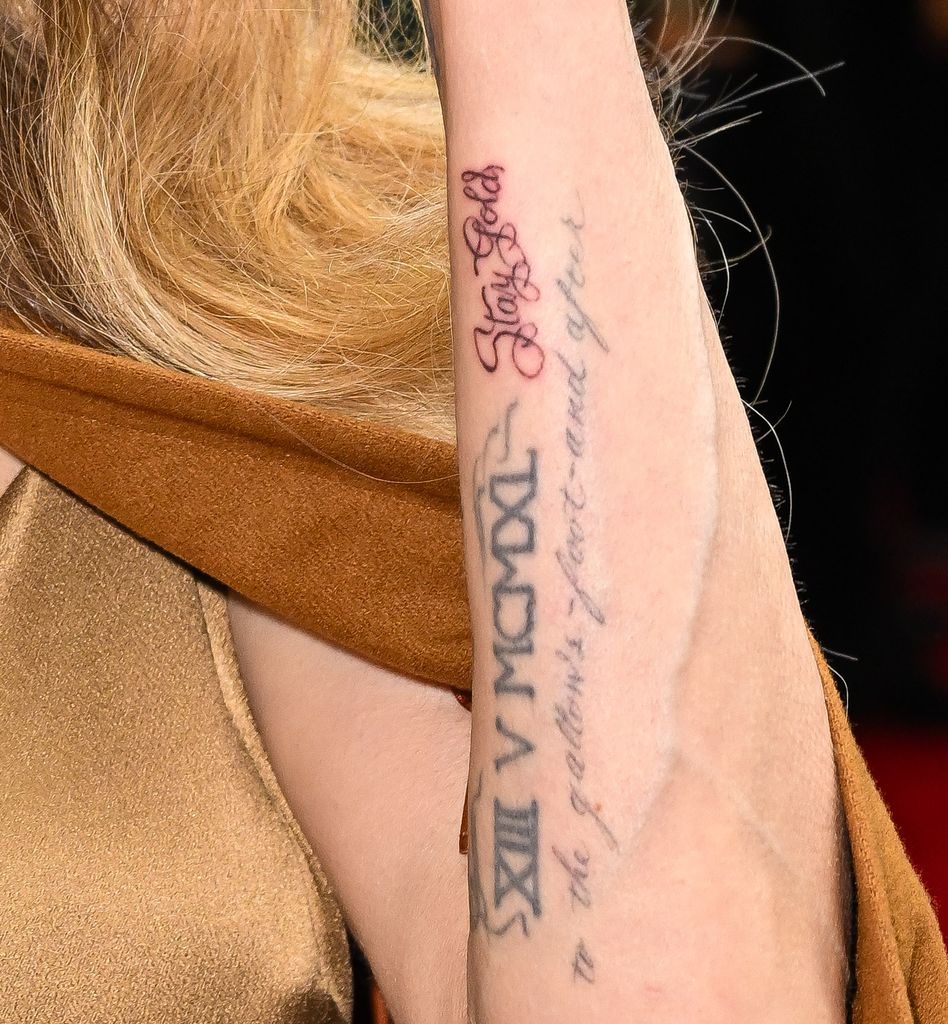 Angelina Jolie's new tattoo says 'Stay Gold' 