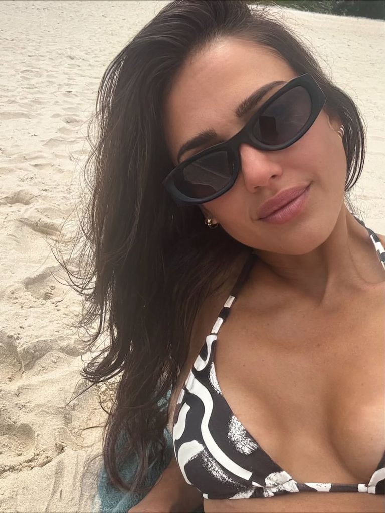 Jessica Alba posing for a selfie on the beach