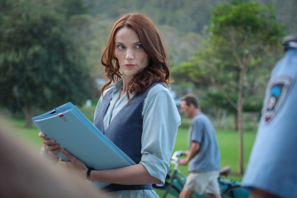 Anna Samson plays Detective Sergeant Mackenzie Clarke in Return to Paradise