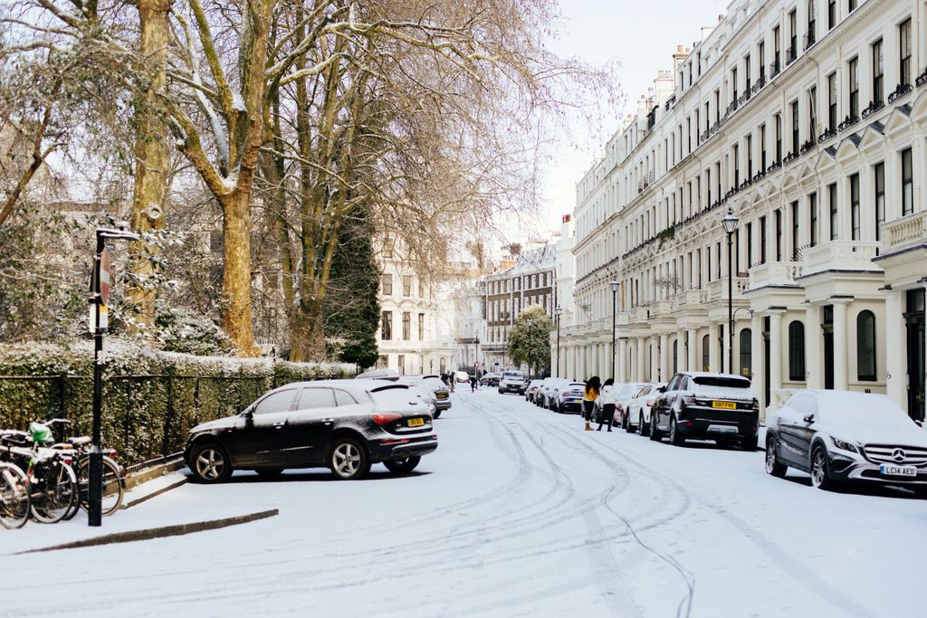 Snow settling on London streets