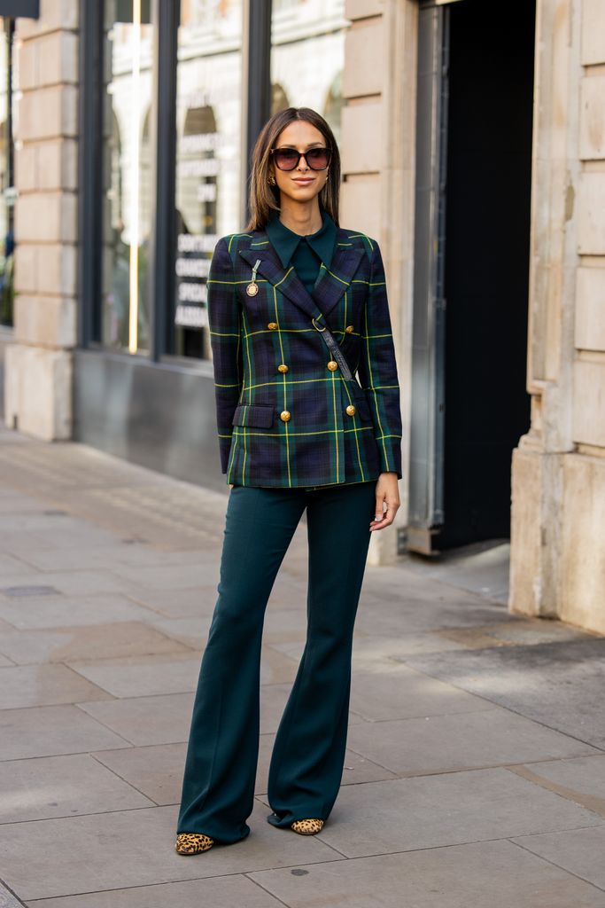 Isabella Charlotta Poppius trägt einen grün karierten Zweireiher-Blazer und Schlaghosen vor Bora Aksu während der London Fashion Week im September 2024 am 13. September 2024 in London, England