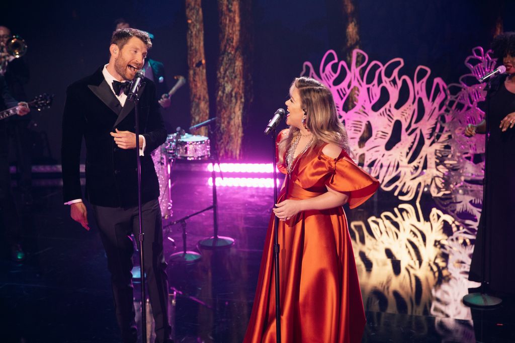 kelly clarkson brett eldredge singing on stage starring at each other