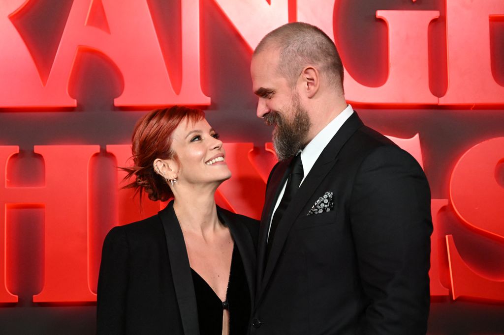  Lily Allen and US actor David Harbour pose on the red carpet upon arrival to attend the West End world premiere of "Stranger Things: The Last Shadow