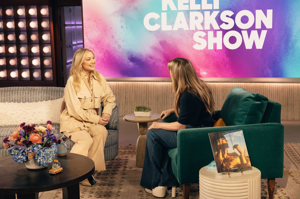 THE KELLY CLARKSON SHOW -- Episode BP101 -- Pictured: (l-r) Kate Hudson, Kelly Clarkson