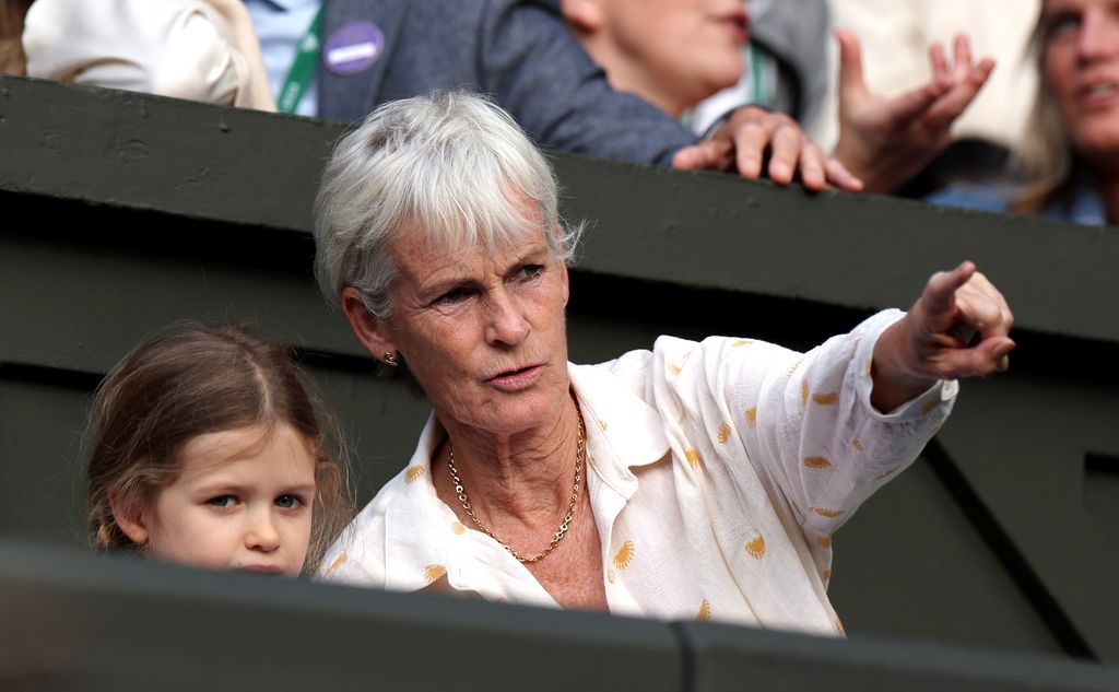 Judy Murray pointing at the distance with a young girl