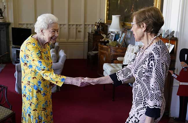 the queen yellow dress handshake