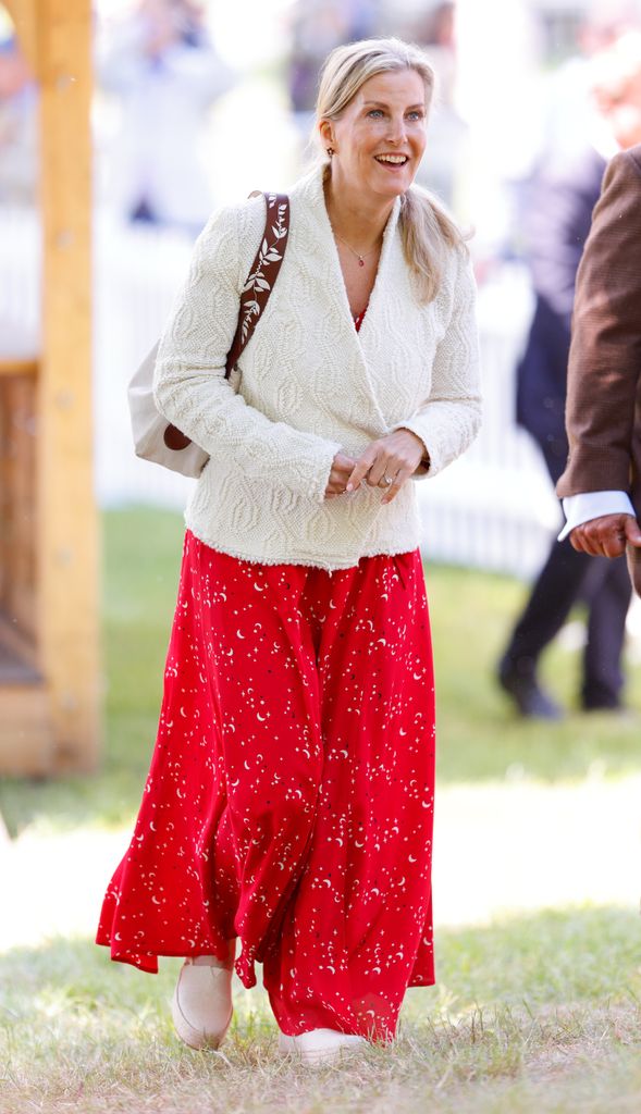 Duches Sophie con vestido rojo y blazer blanco