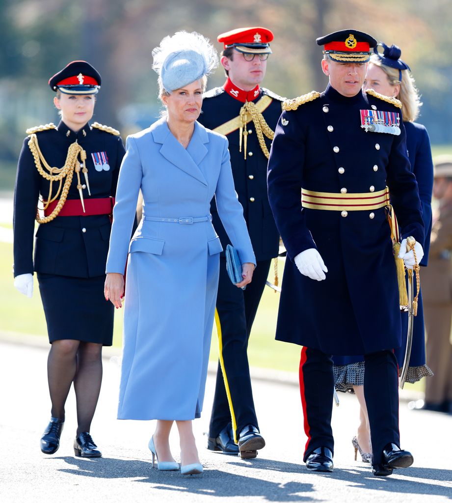 Sophie, Duchess of Edinburgh dengan warna biru dengan pria berseragam