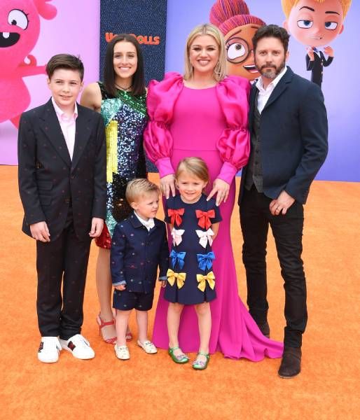 Kelly Clarkson with her kids with Brandon Blackstock and her stepkids
