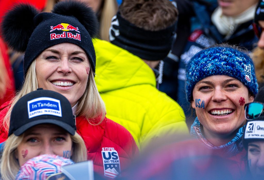 Ski alpin : Championnats du monde, combiné par équipe, femmes, Lindsey Vonn (à gauche) et Breezy Johnson (à droite), des États-Unis, regardent la course de slalom sur un mur vidéo, février 2025