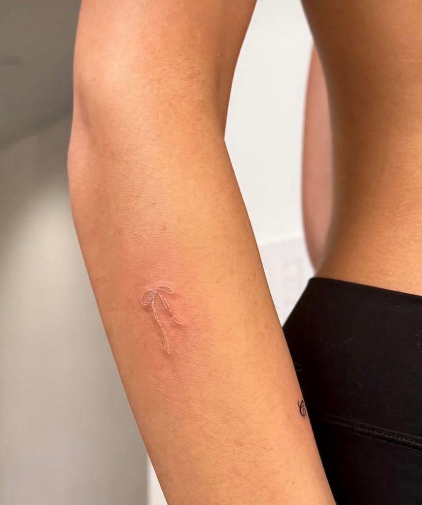 Kaia gerber bow shaped new white tattoo