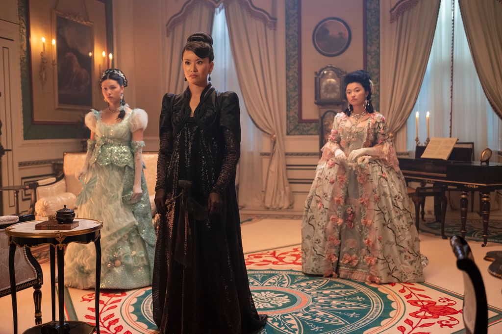 Isabella Wei comme Posy Li, Katie Leung comme Lady Araminta Gao, Michelle Mao comme Rosamund Li dans l'épisode un de Bridgeton