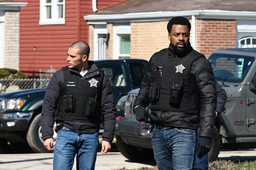 Benjamin Levy Aguilar as Dante Torres, LaRoyce Hawkins as Kevin Atwater in Chicago PD