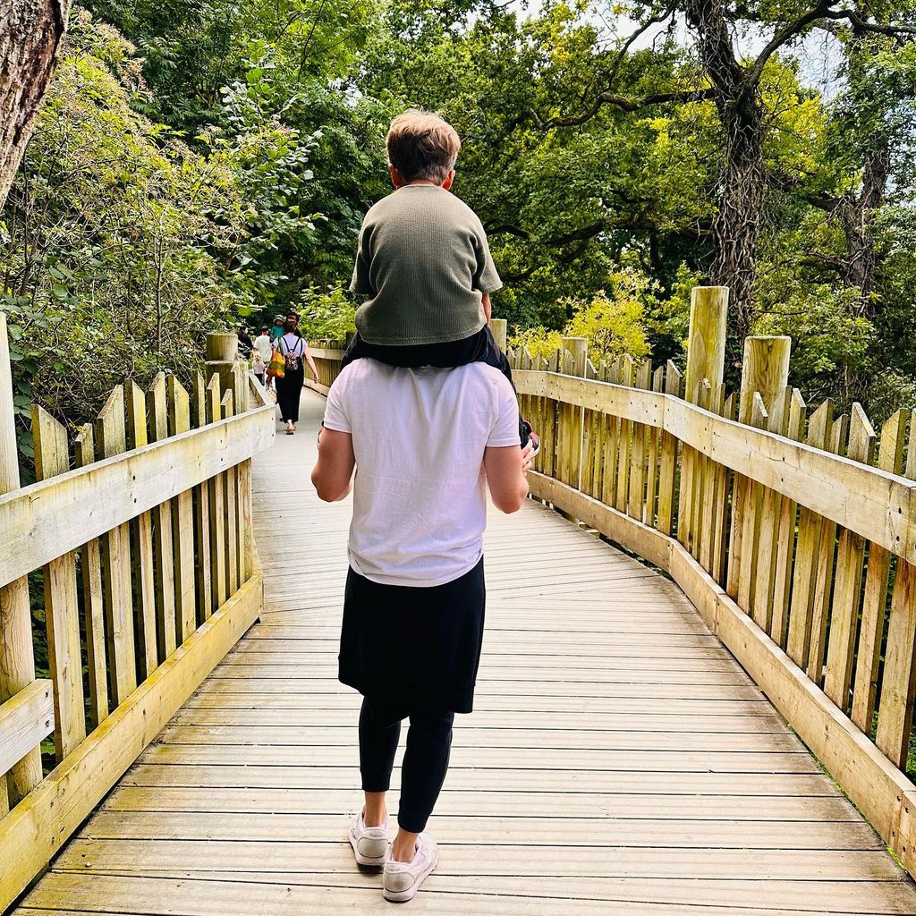 Theo andre sitting on someone's shoulders 