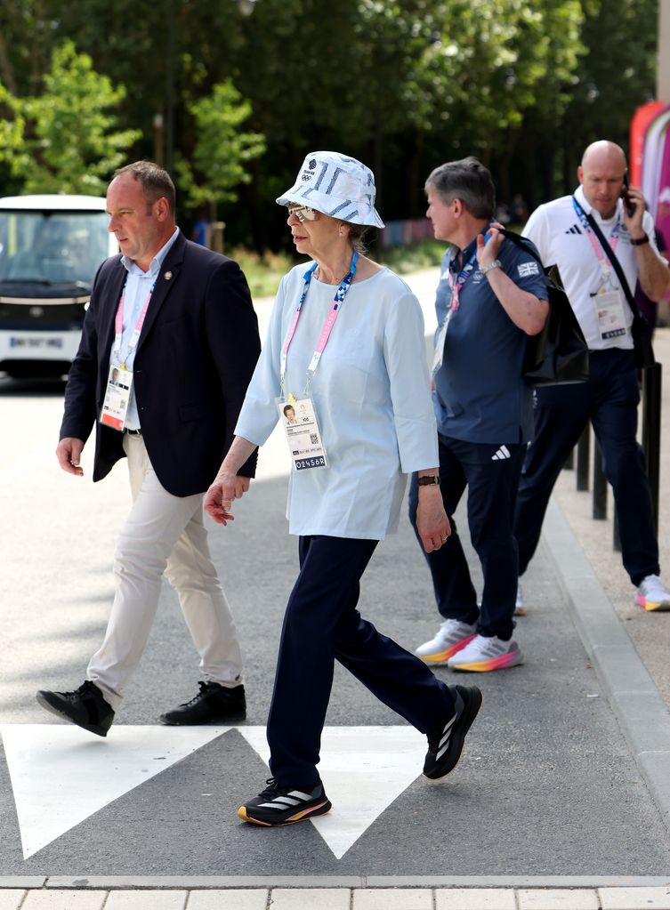 A Princesa do Estilo: Princesa Anne usa tênis esportivos e chapéu em Paris