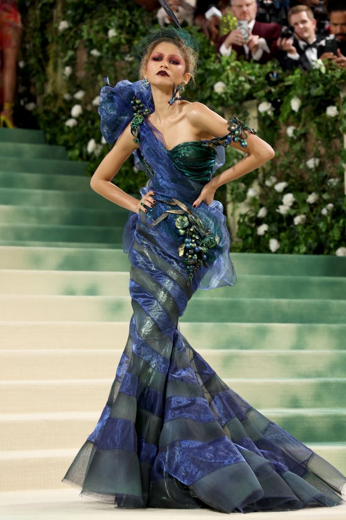 Zendaya portait une robe Blue Galliano dramatique au Gala Met 2024.