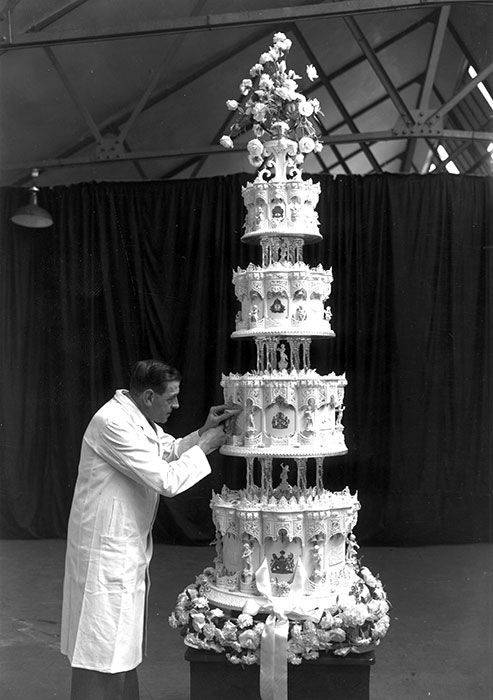 the queen wedding cake