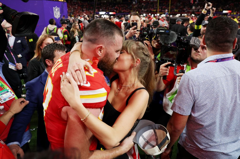 Taylor Swift and Travis Kelce kissing 