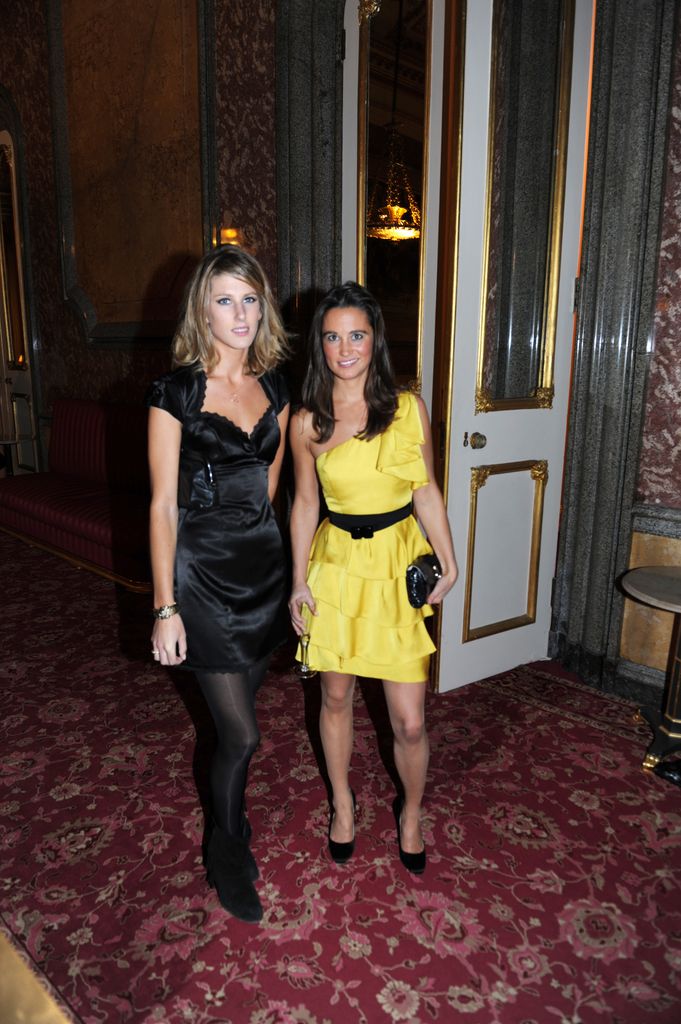 Une photo de Pippa Middleton portant une robe jaune