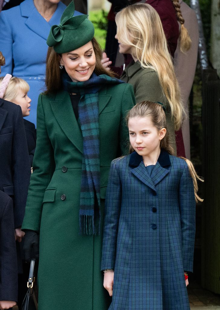 Catherine e Princesa Charlotte em trajes xadrez