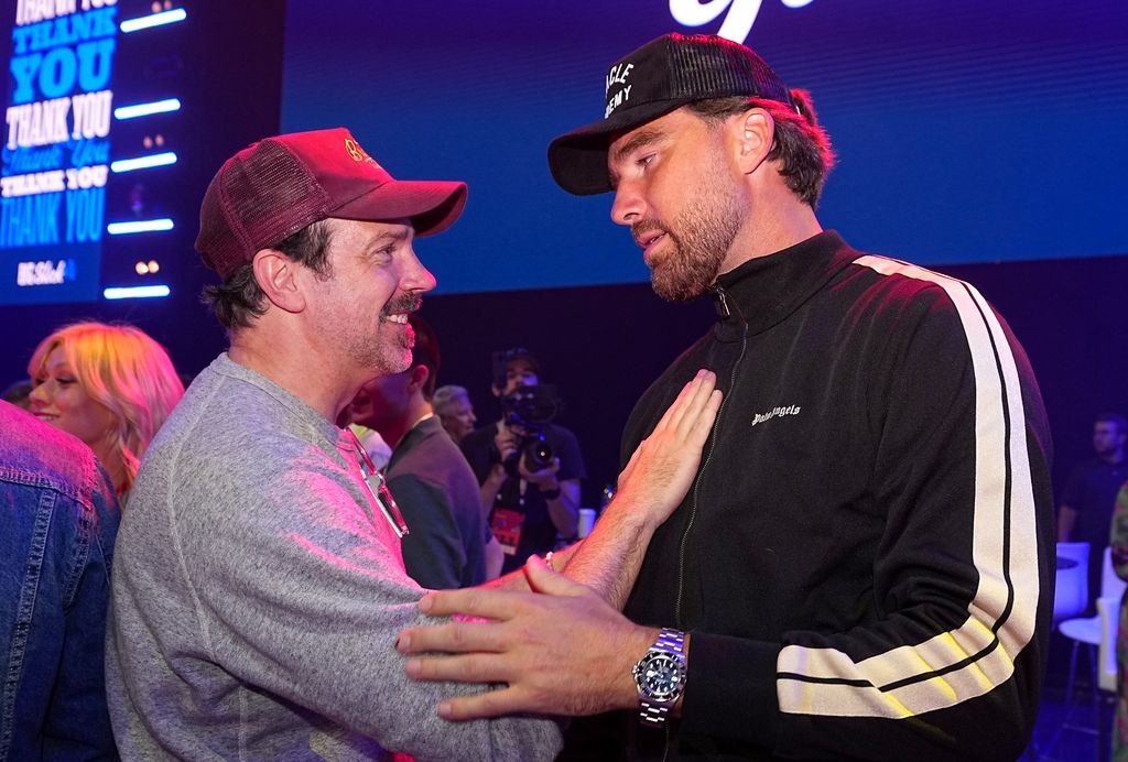 Jason Sudeikis s'entretient avec Travis Kelce pendant le week-end de la célébrité Big Slick 