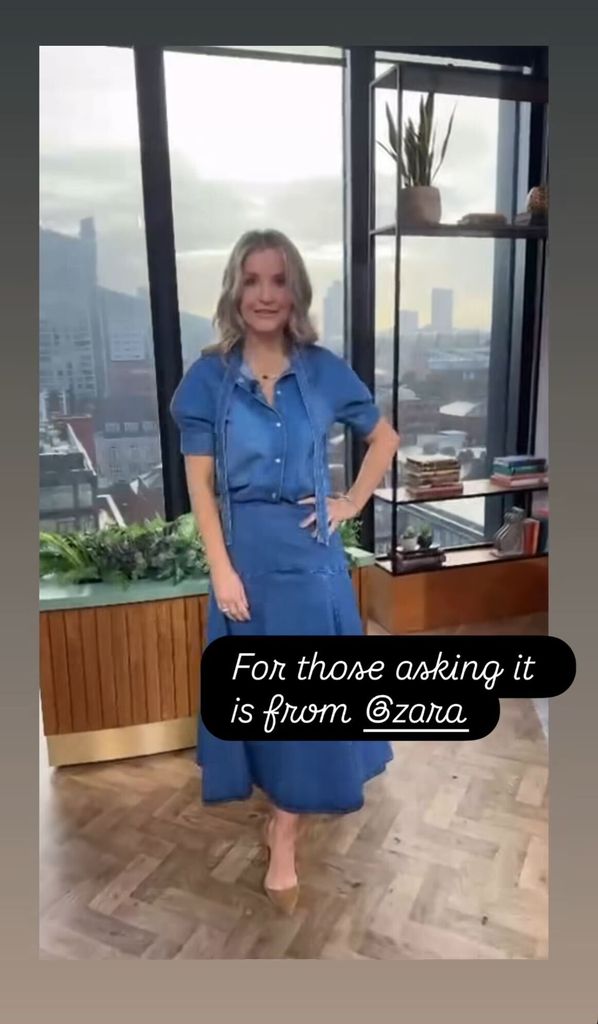 Une photo d'Helen Skelton portant une robe en jean 