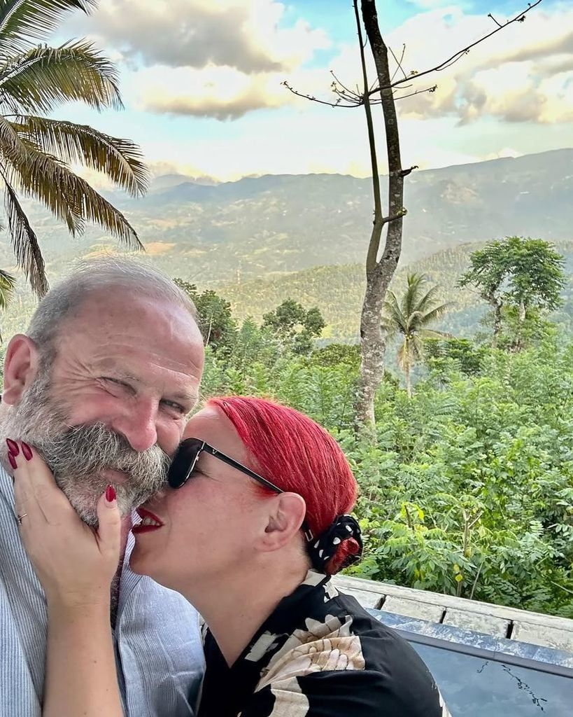 dick and angel strawbridge kissing on holiday
