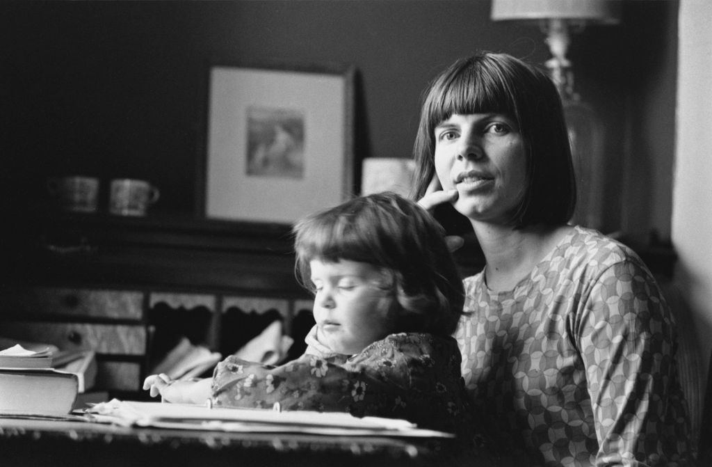 Photo en noir et blanc de Margaret Drabble avec sa fille