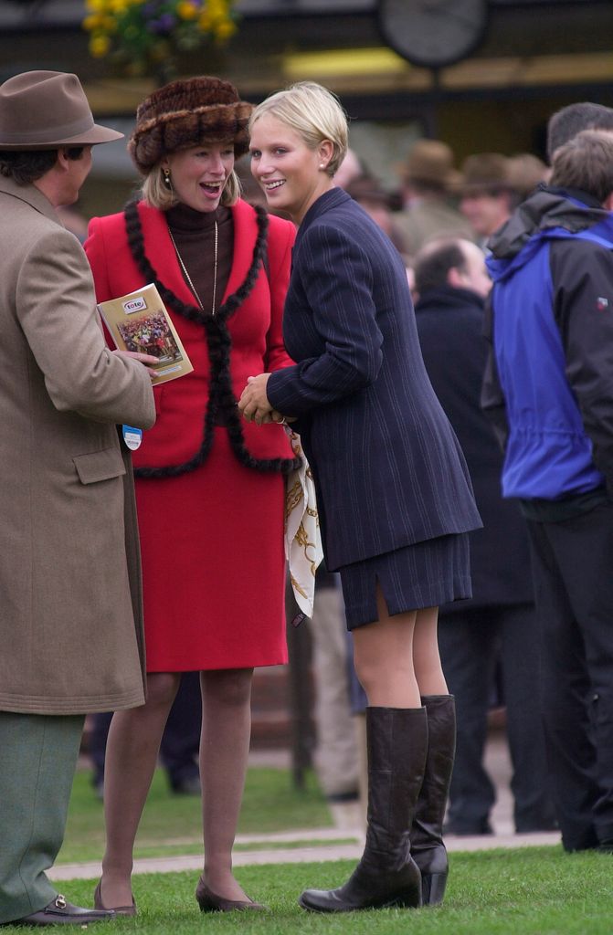 Zara Tindall sonríe y depende de hablar con otros visitantes de Chelraten