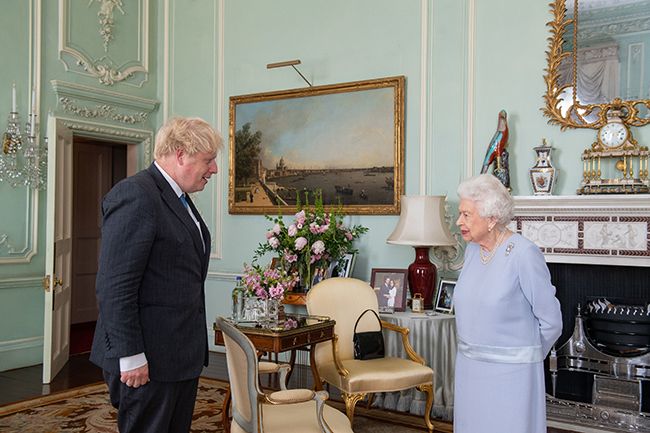 boris johnson meeting with the queen
