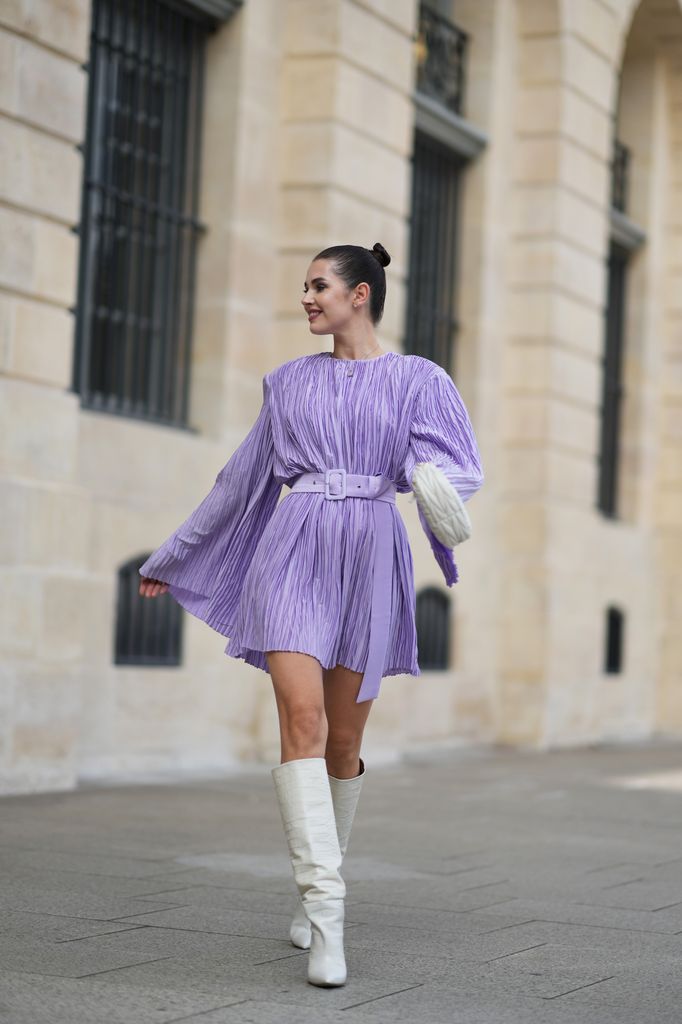 Polina Erofeeva con ropa cocinada horneada, una bolsa en Miu Miu, afuera de Giambat White en París en París, Francia París, Francia. 