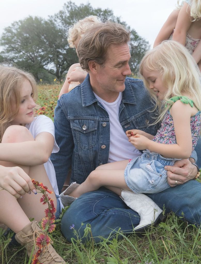 James Van Der Beek et ses enfants discutent sur l'herbe