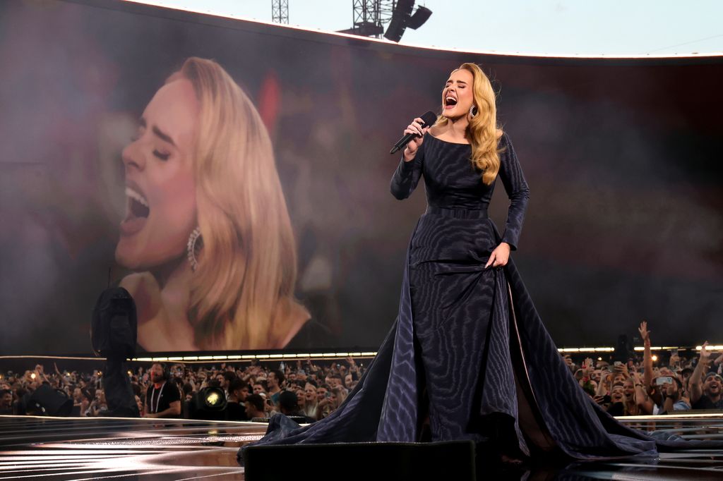 Adele se apresenta no palco do Messe München em 2 de agosto de 2024 em Munique, Alemanha.