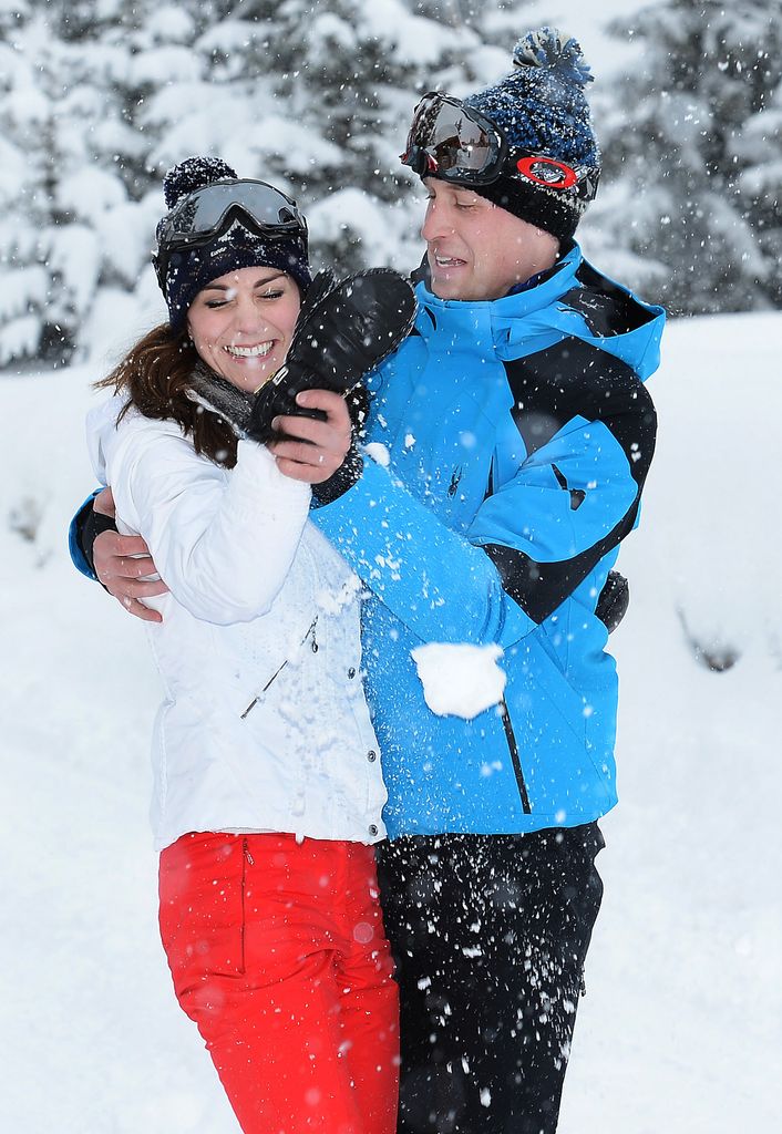 Le prince William rit dans la neige alors que Kate lui lance une boule de neige 