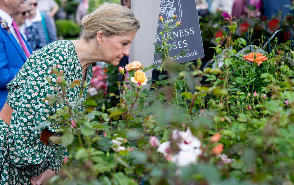 Duquesa Sophie cheirando flores