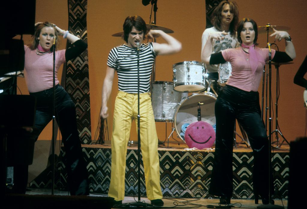THE DICK CAVETT SHOW - The Loud Family de la série télévisée documentaire PBS, 'An American Family' - Date de diffusion : 4 avril 1974. (Photo par ABC Photo Archives/Disney General Entertainment Content via Getty Images) THE LOUD FAMILY CHILDREN PERFORMANT (LR) : DELILAH LOUD, LANCE LOUD, MICHELLE LOUD