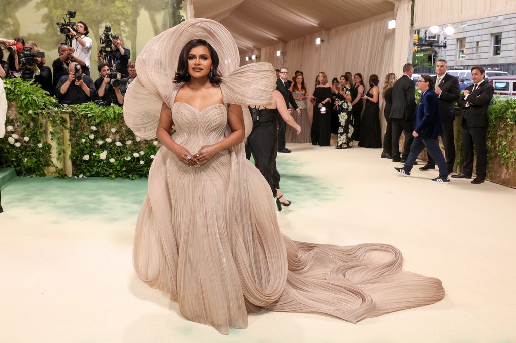 Mindy Kaling menghadiri Met Gala 2024 "Keindahan tidur: kebangkitan mode" di Museum Seni Metropolitan, 6 Mei 2024