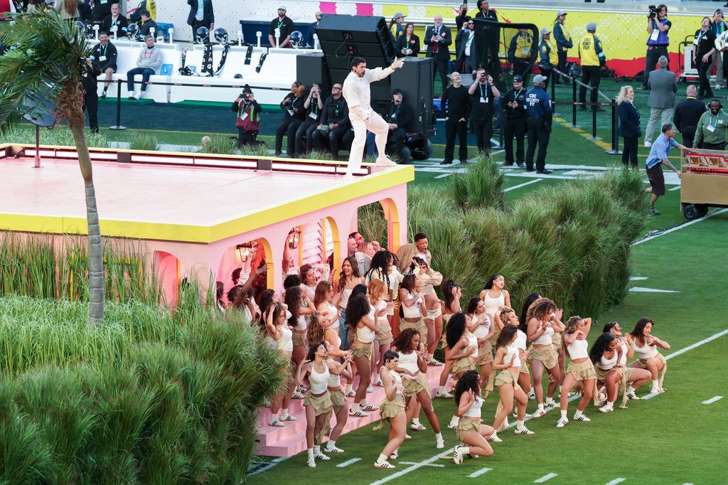 Bad Bunny s'est produit au Super Bowl LX qui s'est tenu au Levi's Stadium le 8 février 2026 à Santa Clara, en Californie.