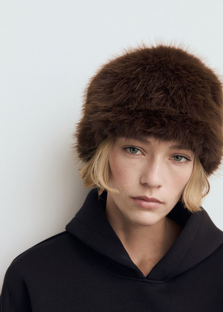 Fur-effect hat
mango