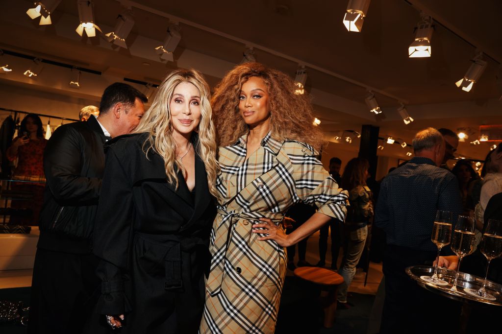 Cher foi fotografada com a supermodelo Tyra Banks no evento