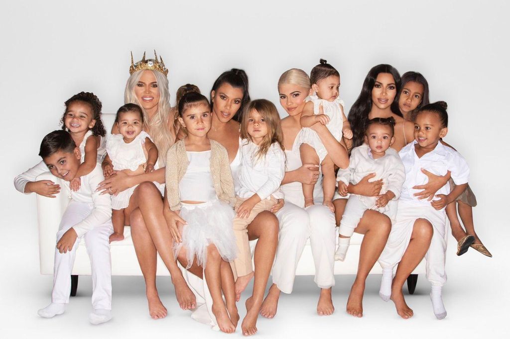 Carte de Noël 2018 des Kardashians avec LR : Mason, Chicago, True, Khloe, Penelope, Kourtnry, Reign, Kylie, ,Stormi, Psalm, Kim, North et Saint