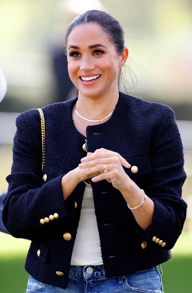 Meghan Markl mengenakan blazer dan kalung emas di Invictus Games