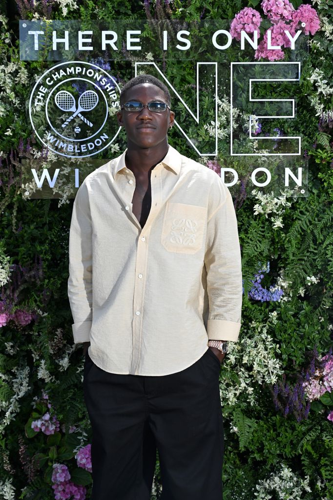 Kobbie Mainoo dans la suite Parkside de l'AELTC dans le tribunal n ° 1 aux championnats 2025