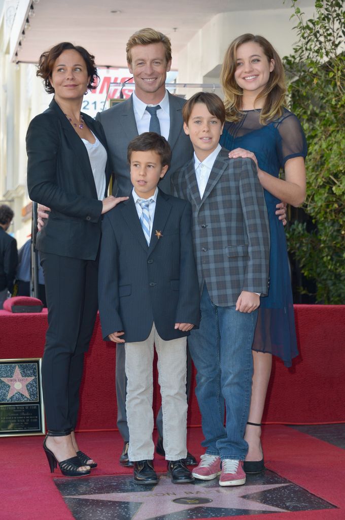 Simon Baker se tient avec sa famille sur le Hollywood Walk of Fame.