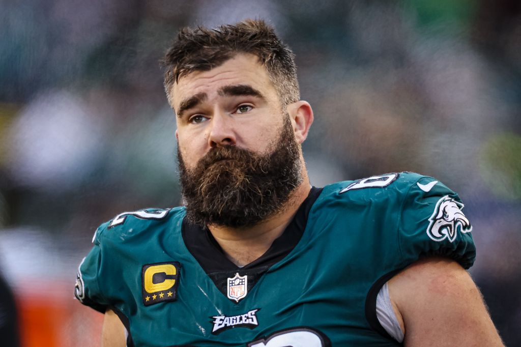 Jason Kelce #62 des Eagles de Philadelphie regarde pendant la seconde moitié du match contre les Titans du Tennessee au Lincoln Financial Field le 4 décembre 2022 à Philadelphie, Pennsylvanie