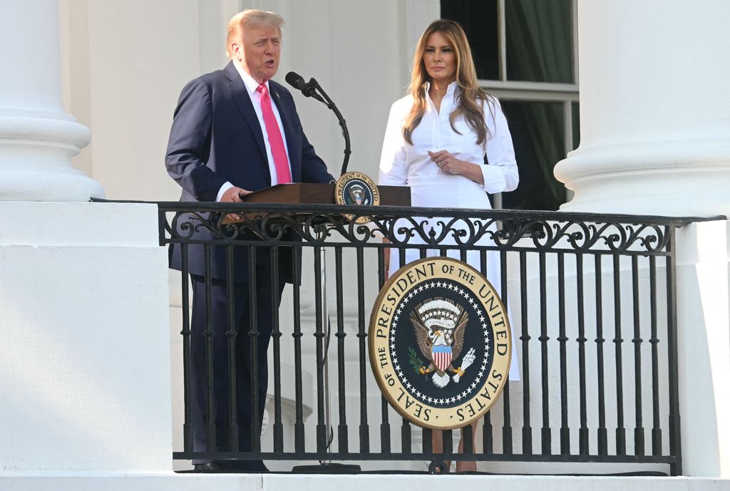 Donald Trump parle lors du pique-nique de la famille des militaires sur la pelouse sud de la Maison Blanche à Washington, DC, le 4 juillet 2025 alors que Melania Trump regarde